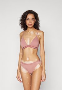 Calvin Klein Underwear TANGA ICON LACE - Aluspüksid - red grape