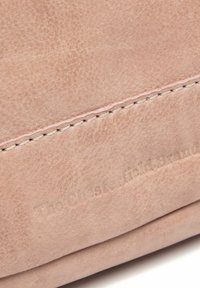 Borsa a tracolla in pelle rosa chiaro con una texture liscia, caratterizzata da una cucitura e un logo del marchio impresso.