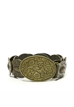 Hnedý kožený opasok s veľkou oválnou mosadznou prackou s vyrazenými kvetinovými a listovými vzormi, s rovnakými dekoratívnymi kovovými doplnkami na remienku.