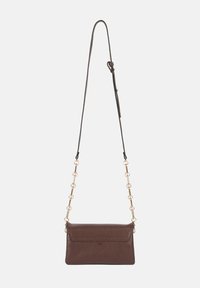 Sac à main en cuir marron avec une finition texturée, présentant un design élégant et une anse en chaîne dorée, ajustable en longueur.