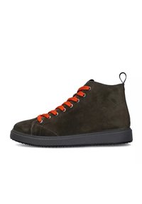 Sneaker alta in suede verde scuro con lacci arancioni e suola in gomma. Presenta un'anello nero sul tallone e dettagli di cucitura.