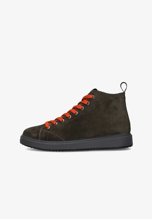 Sneaker alta in suede verde scuro con lacci arancioni e suola in gomma. Presenta un'anello nero sul tallone e dettagli di cucitura.