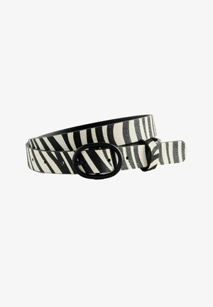 Zebra-print riem gemaakt van synthetisch materiaal, met een zwarte ovale gesp, een gestructureerd oppervlak en contrasterende zwart-witte strepen.