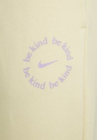 Nike Sportswear TREND - Calças de fato de treino - lemon drop