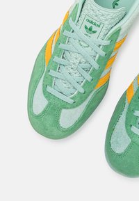 adidas Originals GAZELLE INDOOR - Tenisice - semi pink spark/preloved green/preloved scarlet