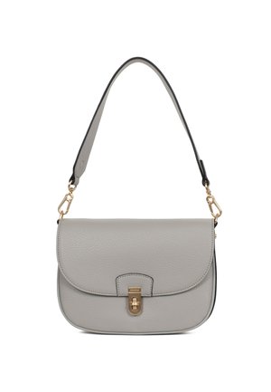 Borsa a tracolla in pelle grigio chiaro con patta curva, chiusura in metallo dorato e tracolla removibile con chiusure dorate.