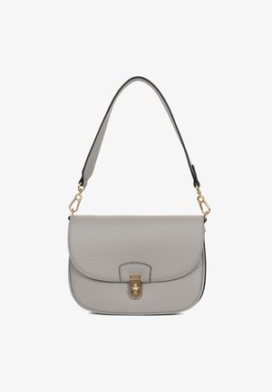 Lichtgrijze leren schoudertas met gebogen klep, sluiting in goudkleur en afneembare riem met gouden sluitingen.