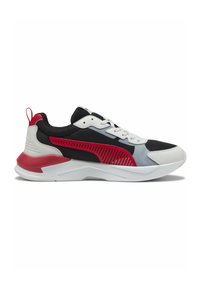 Czarno-białe sneakersy z szaro-czerwoną siateczkową nakładką, charakteryzujące się wyraźnym czerwonym akcentem, teksturowaną podeszwą i czerwoną pętelką na pięcie.