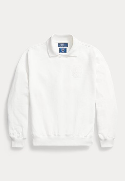 Sweat-shirt blanc à manches longues avec col, poignets côtelés, emblème brodé sur la poitrine et étiquette Polo by Ralph Lauren à l'intérieur du col.
