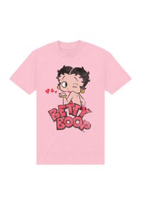 Růžové bavlněné tričko s grafikou Betty Boop, která mrká, s červenými srdíčky a výrazným černým textem "BETTY BOOP." Krátké rukávy, kulatý výstřih.