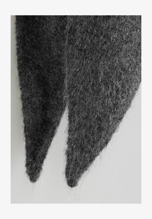 Hallhalli hallikas kangas karvaga tekstuuriga, millel on kaks teravat otsa, mis kitsenevad ümarate näpunäideteni, heleda tausta taustal.