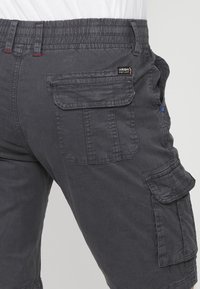 Unausgewählt, gris   grey