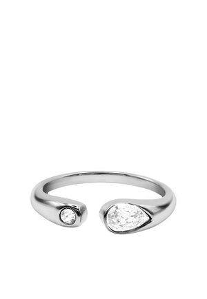 Otwarty srebrny pierścionek z małym okrągłym diamentem na jednym końcu i większym diamentem w kształcie gruszki na drugim końcu.