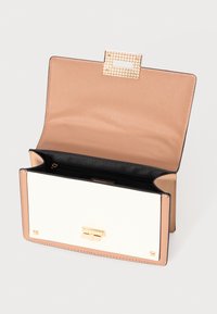 Beige und weiße strukturierte Handtasche mit einem glänzenden Verschluss und goldenen Akzenten, die eine glatte Textur und eine innere Tasche mit Reißverschluss bietet.