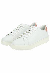 Bílé tenisky s hladkým koženým svrškem, kulatou špičkou, kontrastním růžovým podpatkem, gumovou podrážkou a bílými šňůrkami.