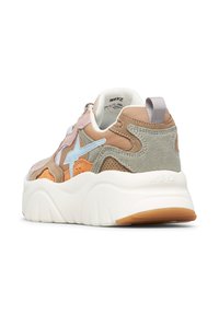 Mehrfarbige Sneaker aus einer Mischung von Wildleder und Mesh-Materialien, mit einer klobigen weißen Mittelsohle und einem markanten Sternakzent in hellblau.