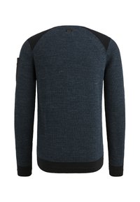 Sweter dzianinowy w ciemnoniebieskim kolorze z teksturowanym materiałem, ściągaczami przy mankietach i dołem. Czarne akcenty na ramionach i kieszeni na klatce piersiowej z zamkiem.
