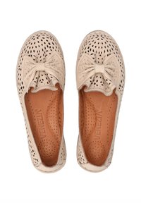Beige geperforeerde leren schoenen met een strikdetail aan de voorkant en een bruine binnenvoering. Ronde neus en een minimalistisch ontwerp.