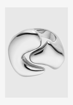Sterling hõbe sõrmus, millel on voolav ja abstraktne disain. Omab poleeritud pindu ja orgaanilisi kujundeid, tutvustades sujuvat kõverate segunemist.