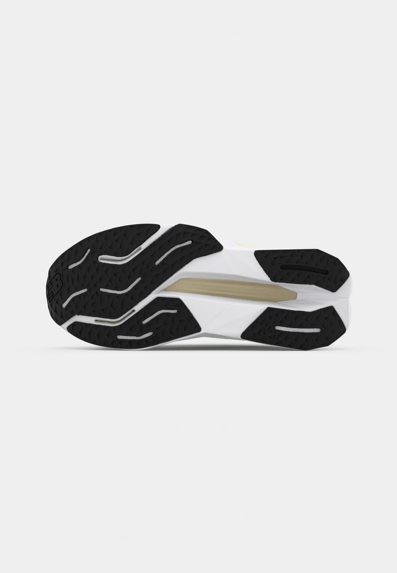 Semelle de chaussure de course blanche avec une semelle extérieure en caoutchouc noir texturé, un accent central doré et des rainures pour une traction optimale.