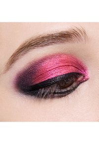 Øjenmakeup med blandede nuancer af pink og sort, med en skinnende finish på øjenlåget og defineret eyeliner langs vippekanten.