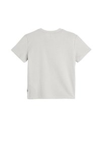 Jasnoszary t-shirt z krótkim rękawem o teksturowanym prążkowanym wzorze. Posiada okrągły dekolt i małą metkę marki przy dolnym lewym szwie.