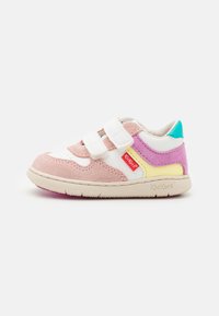 Baskets pour enfants en suède rose et cuir blanc avec des accents violets et turquoise, dotées de double bandes Velcro et d'une semelle en caoutchouc.
