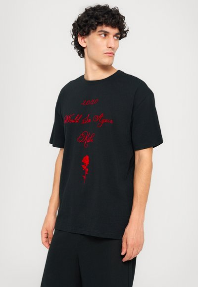 T-shirt en coton noir avec broderie rouge portant le texte "2040 Would Sin Again" et un design de rose. Manches courtes et col rond.