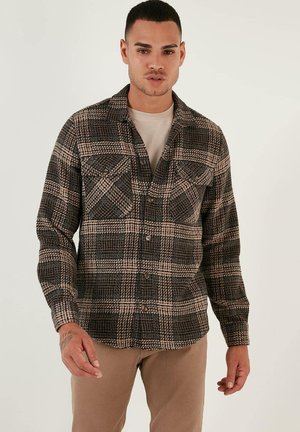 Gezellige flanellen shirt in een donkergroen en beige geruit patroon, met knoopsluiting aan de voorkant, twee borstzakken en lange mouwen. Glad textuur.