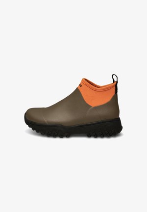 Botas de tobillo impermeables marrones con un cuello naranja, que presentan un acabado texturizado y una suela negra resistente con surcos profundos para un mejor agarre.