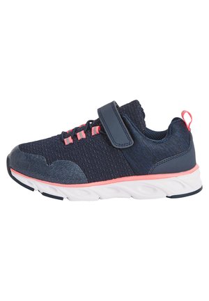 Tumši zilas sporta kurpes ar sietu augšdaļu, rozā akcentiem, velcro siksnu un balto teksturēto zoli. Ar nelielu rozā cilpu uz papēža.
