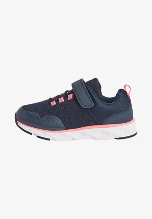 Dunkelblaue Sportlichschuhe mit einem Netzoberteil, rosa Akzenten, Klettverschluss und einer weißen strukturierten Sohle. Verfügt über eine kleine rosa Zuglasche an der Ferse.