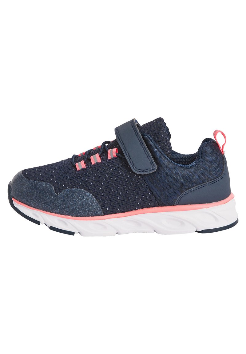 Dunkelblaue Sportlichschuhe mit einem Netzoberteil, rosa Akzenten, Klettverschluss und einer weißen strukturierten Sohle. Verfügt über eine kleine rosa Zuglasche an der Ferse.