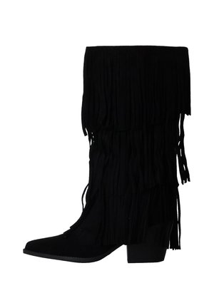 Botte en daim noire mi-mollet avec talon empilé et plusieurs couches de longues franges couvrant la tige.