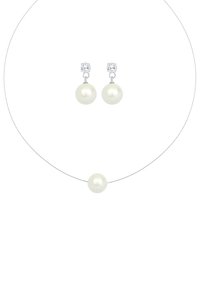 Ensemble de bijoux en perles comprenant deux boucles d'oreilles en perles et un pendentif assorti, tous montés sur un fin fil argenté. Perles blanches avec une finition brillante.