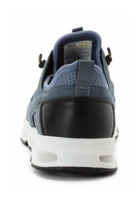 Sportliche Herrenschuhe mit einem Obermaterial aus blauem Wildleder, einer Ferse aus schwarzem Leder und einem gepolsterten Schaft. Enthält eine weiße Zwischensohle und eine schwarze Gummi-Außensohle.