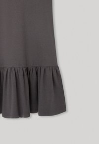 Pilkos megztos suknelės su gulu tekstūra, su išsiskiriančiu flared raukšlėtu apvadu. Dizainas paprastas ir prigludęs prie liemens.