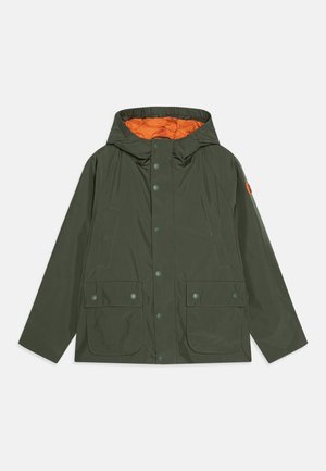 Ciemnozielona kurtka przeciwdeszczowa z kapturem, zapinana na napy z przodu, z dwiema kieszeniami z klapkami i pomarańczową podszewką wewnątrz kaptura.