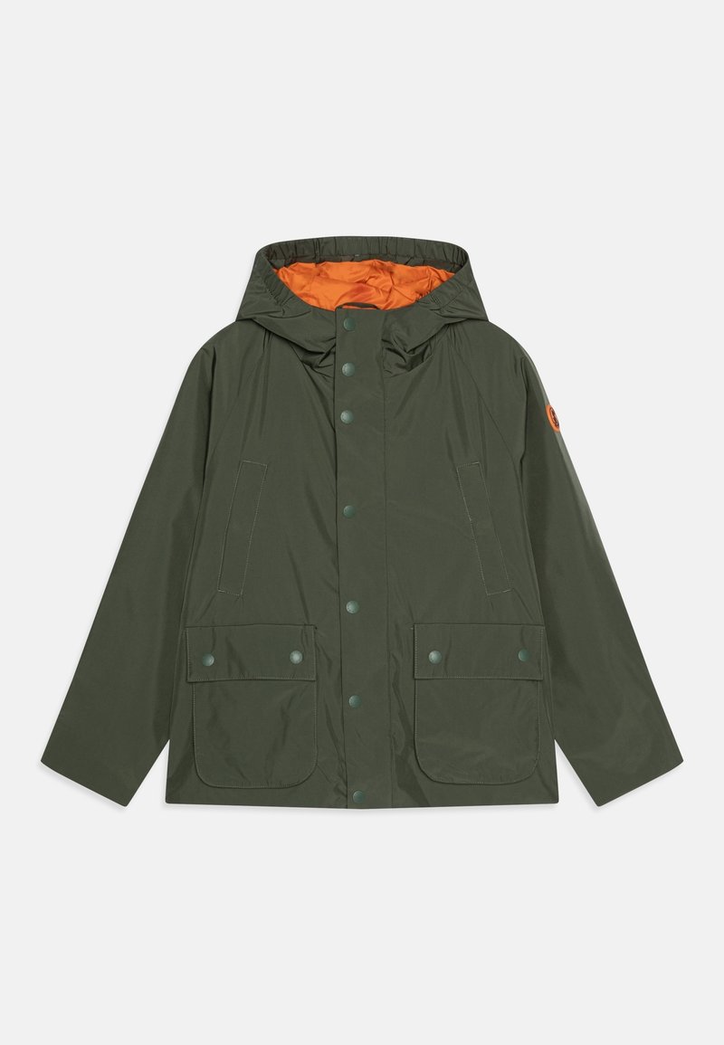 Veste de pluie à capuche vert foncé avec des boutons-pression à l'avant, deux poches à rabat et une doublure orange à l'intérieur de la capuche.