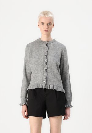 Cardigan en tricot gris avec un col rond, patte de boutonnière festonnée et ourlet à volants. Manches longues avec des poignets à volants.