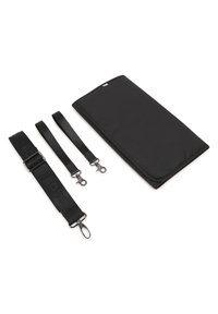 Estojo acolchoado preto com três correias ajustáveis pretas com fechos de metal. A superfície tem uma textura suave e as correias exibem uma marca em relevo.