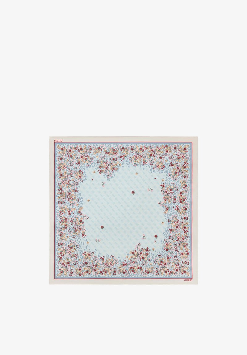 Foulard carré bleu clair avec une bordure florale délicate rouge et rose et de petits bouquets de fleurs dispersés au centre, logo "GUESS" dans les coins.