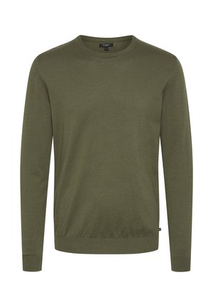 Olive zelenega crewneck puloverja, pletena tekstura, dolgi rokavi, prilegajoč rob, preprost dizajn brez vzorcev ali logotipov.