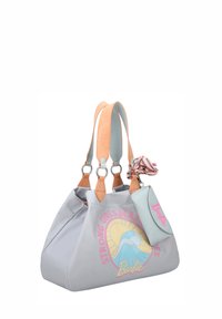 Lichtgrijze totebag met oranje hengsels en een roze grafiek met de tekst "Sterke Meisjes Maken Golven." Inclusief een afneembare pastelblauwe pouch en scrunchie.