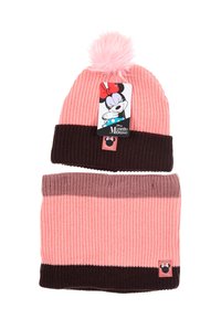 Gorro de punto rosa con un pom-pom esponjoso rosa y un puño marrón, combinado con un calentador de cuello a rayas en rosa y marrón.