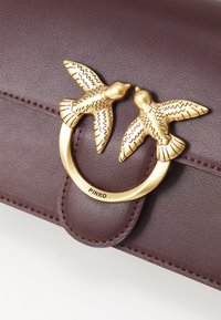 Pinko LOVE ONE MINI - Soma ar siksnu pāri ķermenim - catawba grape/antique gold-coloured