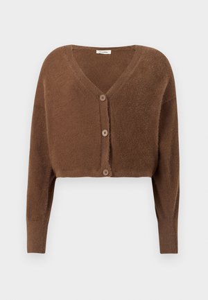 Brun, fluffy kort cardigan med lange ermer og tre knapper foran på en ensfarget lys bakgrunn.