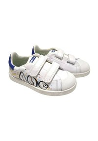 Sneaker bianche con accenti blu a contrasto, dotate di due cinturini in Velcro e una punta testurizzata. Sui lati presentano grafiche colorate.