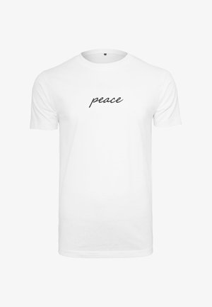 Witte katoenen t-shirt met korte mouwen en zwarte cursieve tekst die "peace" gespeld op de borst. Eenvoudig ontwerp.