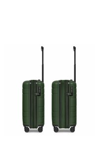 Valigia rigida verde con doppi zip, manico telescopico nero, quattro ruote per la mobilità e dettaglio con lucchetto a combinazione.